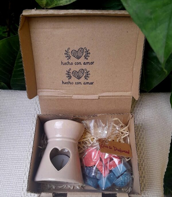 Caja box pintada a mano +Hornito de cerámica + bombitas de cera de soja para perfumar.